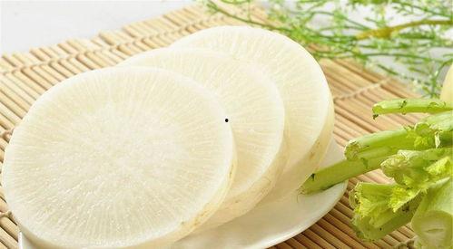 雪岩吃瓜拍照,趣味瞬间引网友热议