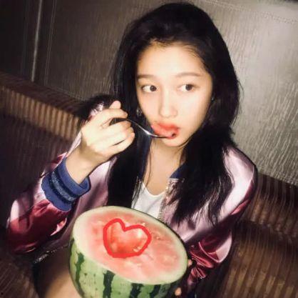 朱丹妮吃瓜写真,性感诱惑，镜头下的独特魅力